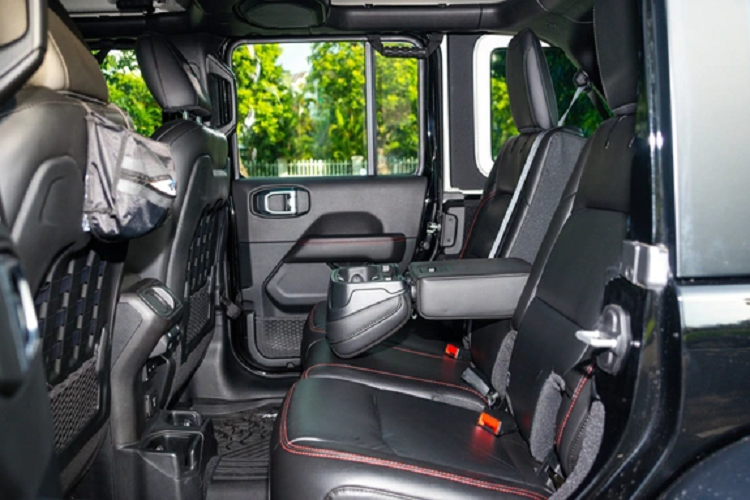 Bước vào bên trong, sau gần 15.000 km sử dụng phần nội thất của chiếc xe vẫn chưa có sự xuống cấp và các chi tiết da vẫn còn căng bóng như mới “đập hộp”.