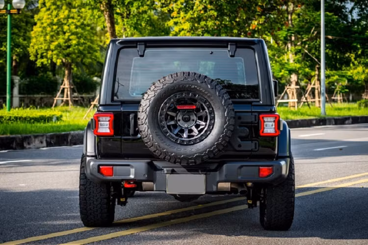 Jeep Wrangler Rubicon được trang bị động cơ xăng tăng áp I4 2.0L, công suất tối đa 270 mã lực và mô-men xoắn cực đại đạt 400 Nm. Động cơ kết hợp với hộp số tự động 8 cấp và hệ dẫn động bốn bánh Rock-Trac.