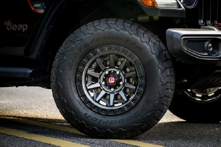 Hàng ghế sau có không gian rộng rãi dành cho 3 người, đi kèm tiện ích dành cho người ngồi sau gồm có hốc gió phụ, cổng sạc USB và cổng nguồn AC 230V/400W.