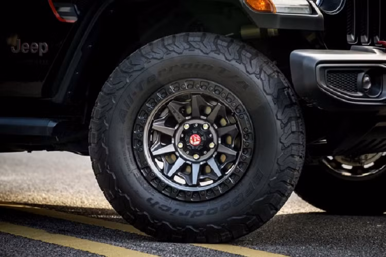 Hàng ghế sau có không gian rộng rãi dành cho 3 người, đi kèm tiện ích dành cho người ngồi sau gồm có hốc gió phụ, cổng sạc USB và cổng nguồn AC 230V/400W.