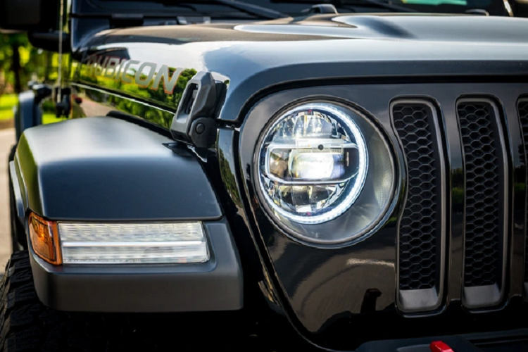 Những người đam mê off-road tậu mẫu xe này có thể tiết kiệm khoảng 300 triệu so với mua mới. Jeep Wrangler thế hệ thứ 4 sở hữu kích thước dài x rộng x cao lần lượt là 4.785x 1.877x 1.871 (mm), chiều dài trục cơ sở 3.008 mm, xe có khả năng lội nước được nhà sản xuất công bố là 762 mm.