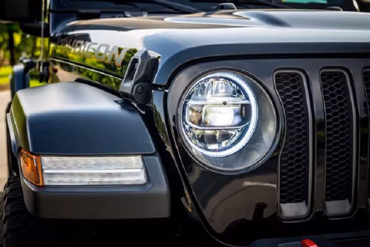 Những người đam mê off-road tậu mẫu xe này có thể tiết kiệm khoảng 300 triệu so với mua mới. Jeep Wrangler thế hệ thứ 4 sở hữu kích thước dài x rộng x cao lần lượt là 4.785x 1.877x 1.871 (mm), chiều dài trục cơ sở 3.008 mm, xe có khả năng lội nước được nhà sản xuất công bố là 762 mm.