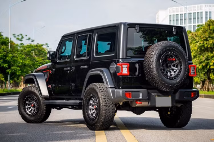 Chiếc Jeep Wrangler Rubicon đời 2020 này được chủ xe công bố đã chi hơn 300 triệu chi phí nâng cấp, xe vẫn có thể đưa về trạng thái nguyên bản do còn giữ đầy đủ các chi tiết ban đầu.