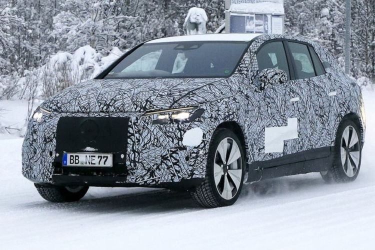 Điều này có nghĩa là Mercedes-Benz EQE sẽ được trang bị bộ pin 90 kWh. Phiên bản tiêu chuẩn sử dụng động cơ điện đặt ở trục sau, sản sinh công suất 288 mã lực.