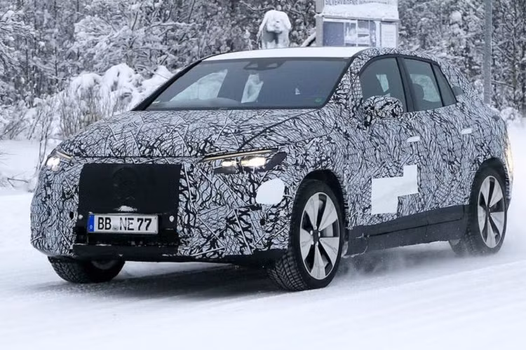 Điều này có nghĩa là Mercedes-Benz EQE sẽ được trang bị bộ pin 90 kWh. Phiên bản tiêu chuẩn sử dụng động cơ điện đặt ở trục sau, sản sinh công suất 288 mã lực.