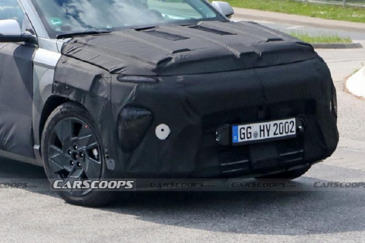 Tin đồn cũng cho biết, ở thế hệ mới, mẫu SUV cỡ B này sẽ có 3 loại hệ truyền động, bao gồm mild hybrid, hybrid và thuần điện. Sự thay đổi này giúp Hyundai mở rộng tập khách hàng cho xe cũng như thể hiện cam kết chuyển dịch sang ô tô điện của hãng.