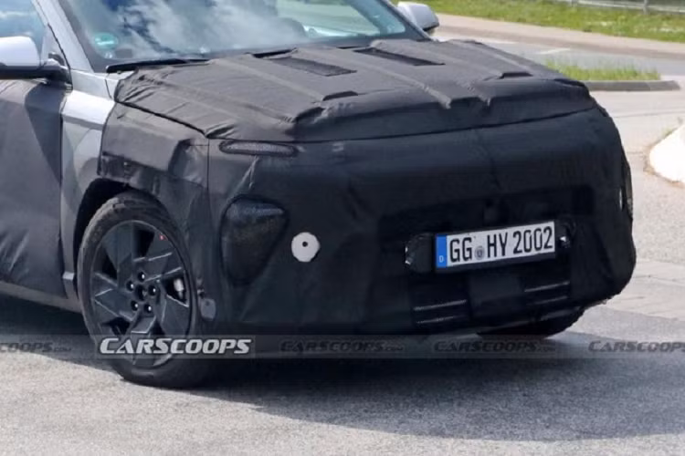 Tin đồn cũng cho biết, ở thế hệ mới, mẫu SUV cỡ B này sẽ có 3 loại hệ truyền động, bao gồm mild hybrid, hybrid và thuần điện. Sự thay đổi này giúp Hyundai mở rộng tập khách hàng cho xe cũng như thể hiện cam kết chuyển dịch sang ô tô điện của hãng.