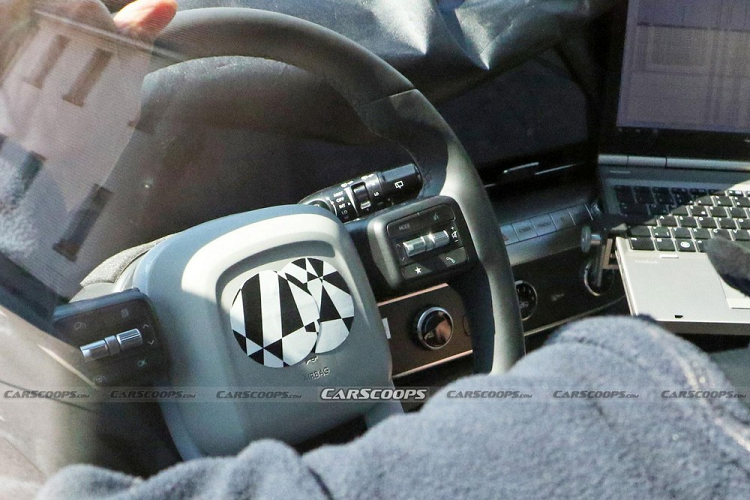 Theo tin đồn, Hyundai Kona 2024 sẽ được tăng kích thước để thay thế vị trí của người anh em i30 tại thị trường châu Âu. Dự kiến, xe sẽ tiếp tục được trang bị hệ thống đèn 2 tầng trên đầu xe như thế hệ cũ. Thêm vào đó là đường vai xe hất lên ở cột C và nóc dốc về phía sau.