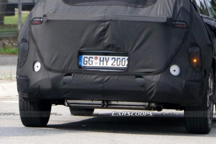 Trong đó, hệ truyền động hybrid của Hyundai Kona 2024 có thể giống với Kia Niro thế hệ mới. Hệ truyền động này bao gồm máy xăng 1.6L, tạo ra công suất tổng cộng 139 mã lực và mô-men xoắn cực đại 264 Nm ở Kia Niro 2023. Quan trọng hơn, hệ truyền động này giúp Kia Niro thế hệ mới chỉ tiêu thụ lượng xăng trung bình 4,44 lít/100 km