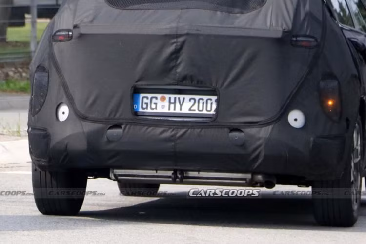 Trong đó, hệ truyền động hybrid của Hyundai Kona 2024 có thể giống với Kia Niro thế hệ mới. Hệ truyền động này bao gồm máy xăng 1.6L, tạo ra công suất tổng cộng 139 mã lực và mô-men xoắn cực đại 264 Nm ở Kia Niro 2023. Quan trọng hơn, hệ truyền động này giúp Kia Niro thế hệ mới chỉ tiêu thụ lượng xăng trung bình 4,44 lít/100 km