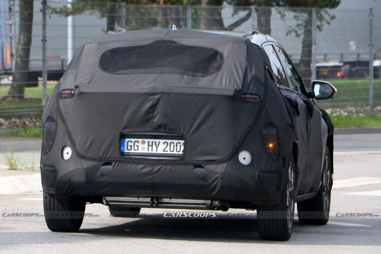 Riêng Hyundai Kona 2024 phiên bản thuần điện được đồn sẽ dùng mô-tơ điện mạnh 201 mã lực và cụm pin 64,8 kWh. Nhờ đó, xe có phạm vi di chuyển 407 km sau khi sạc đầy pin.