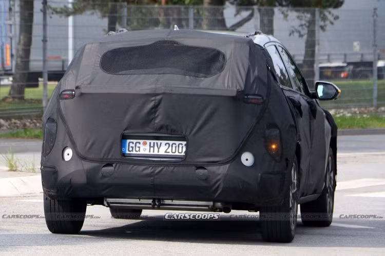 Riêng Hyundai Kona 2024 phiên bản thuần điện được đồn sẽ dùng mô-tơ điện mạnh 201 mã lực và cụm pin 64,8 kWh. Nhờ đó, xe có phạm vi di chuyển 407 km sau khi sạc đầy pin.