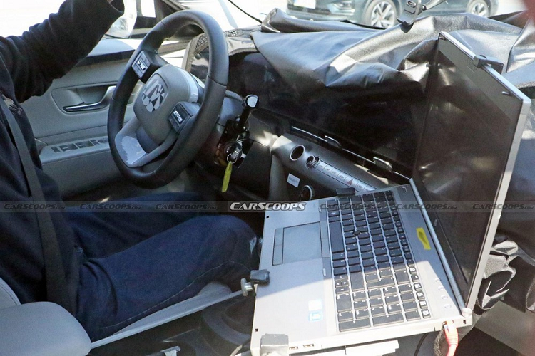 Ở Hyundai Ioniq 5, màn hình trong bảng đồng hồ và màn hình trung tâm đều có kích thước 12,3 inch. Ngoài ra, Hyundai Kona 2024 mới còn được trang bị cửa gió điều hòa nằm ngang bên dưới màn hình trung tâm với những điểm nhấn bằng kim loại, tương tự Ioniq 5. Tiếp đến là những nút bấm cơ học để chỉnh các tính năng thông tin giải trí của xe và núm xoay tăng/giảm âm lượng.