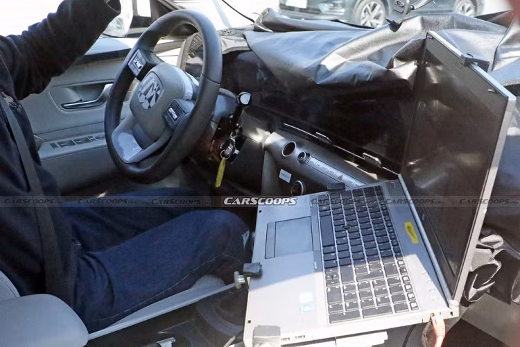 Ở Hyundai Ioniq 5, màn hình trong bảng đồng hồ và màn hình trung tâm đều có kích thước 12,3 inch. Ngoài ra, Hyundai Kona 2024 mới còn được trang bị cửa gió điều hòa nằm ngang bên dưới màn hình trung tâm với những điểm nhấn bằng kim loại, tương tự Ioniq 5. Tiếp đến là những nút bấm cơ học để chỉnh các tính năng thông tin giải trí của xe và núm xoay tăng/giảm âm lượng.