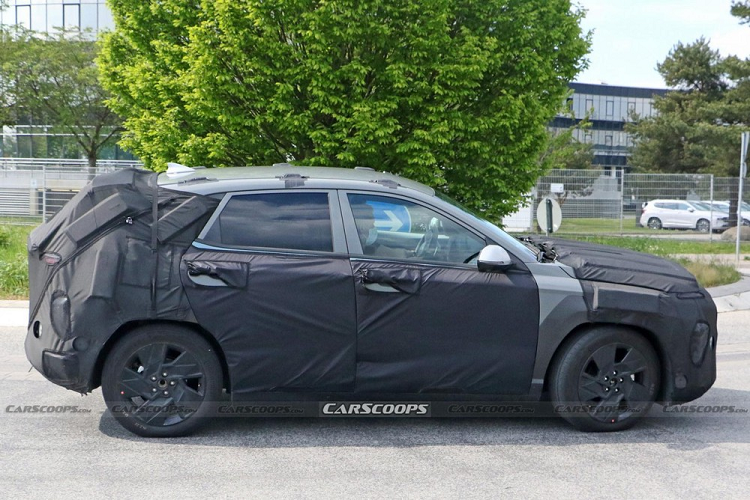 Được biết, hãng Hyundai đã bắt đầu phát triển Kona thế hệ thứ 2 từ cách đây hơn 1 năm. Dự kiến, mẫu xe SUV Hyundai Kona mới sẽ chính thức trình làng vào cuối năm sau.