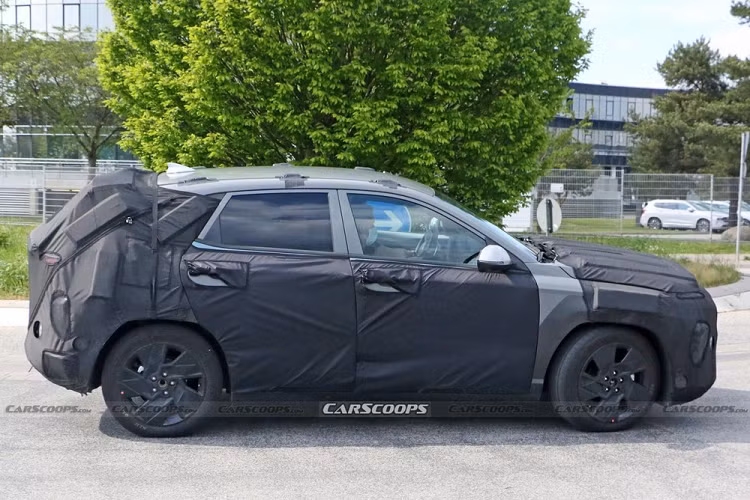 Được biết, hãng Hyundai đã bắt đầu phát triển Kona thế hệ thứ 2 từ cách đây hơn 1 năm. Dự kiến, mẫu xe SUV Hyundai Kona mới sẽ chính thức trình làng vào cuối năm sau.