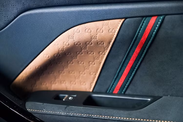 Ngoài ra, xe còn dùng chip Qualcomm 6155 thế hệ thứ 3, mang đến tốc độ xử lý nhanh, ghế phụ lái chỉnh điện, hệ thống đèn viền nội thất, camera 360 độ, hệ thống điều khiển từ xa, tính năng kết nối với điện thoại Huawei Hicar, phanh tay điện tử và hệ thống lọc không khí PM2.5.