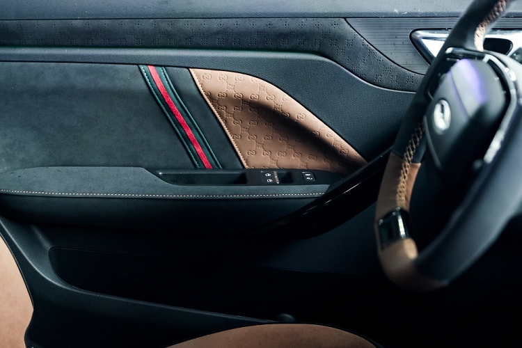 Cản sau của xe được sơn màu đen và trang trí bằng 2 chi tiết hình chữ "C" như cản trước. Bên trong Chery Unbounded Pro Gucci có những trang bị đáng chú ý như bảng đồng hồ kỹ thuật số với màn hình LCD 7 inch, màn hình cảm ứng trung tâm 12,9 inch và cửa gió điều hòa trải dài trên mặt táp-lô.