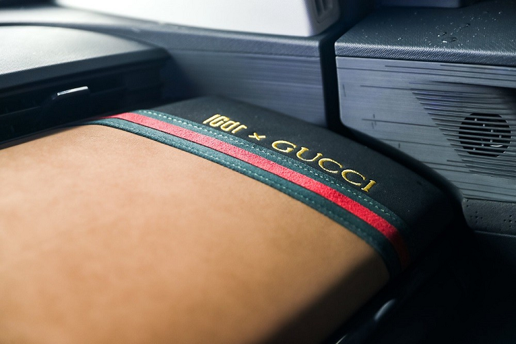 Tiếp đến là tay nắm cửa nằm chìm vào thân xe, bộ vành 16 inch với thiết kế 4 chấu kép, sơn 2 màu thể thao và các cột của xe đều được sơn màu đen, tạo hiệu ứng nóc trôi nổi. Bên dưới cửa còn có 4 vạch ngang màu đỏ, tương tự chi tiết trang trí cản trước. Đằng sau, Chery Unbounded Pro Gucci được trang bị cụm đèn hậu có thiết kế giống đèn pha và cánh gió mui tích hợp đèn phanh trên cao.