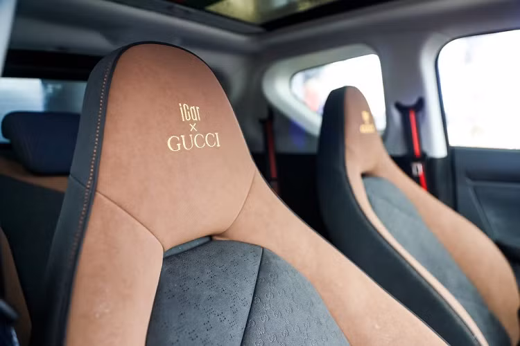 Xe được trang bị hệ thống đèn 2 tầng mang tên "Thunder Tomahawk" với đèn pha nằm phía trên, bao quanh bằng dải đèn LED định vị ban ngày, và dải đèn dọc bên dưới. Thêm vào đó là hốc gió trung tâm hình chữ nhật và cản trước trang trí bằng 2 chi tiết hình chữ "C" úp xuống, sơn màu đỏ tương phản.