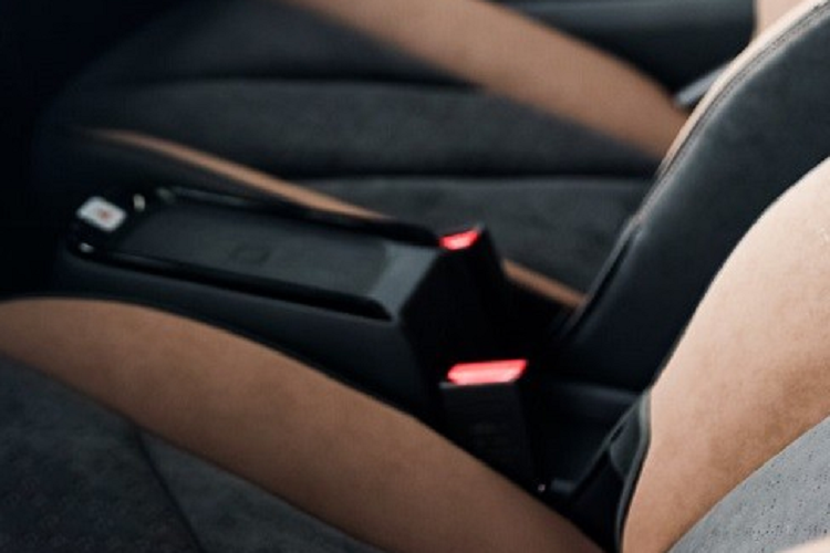 Để đảm bảo an toàn cho người dùng, Chery Unbounded Pro Gucci được trang bị hệ thống cảnh báo áp suất lốp, hệ thống kiểm soát hành trình, cảnh báo lệch làn đường, nhận biết biển báo giao thông, cảnh báo va chạm, cảnh báo điểm mù, hỗ trợ nhập làn đường và cảnh báo va chạm khi mở cửa.