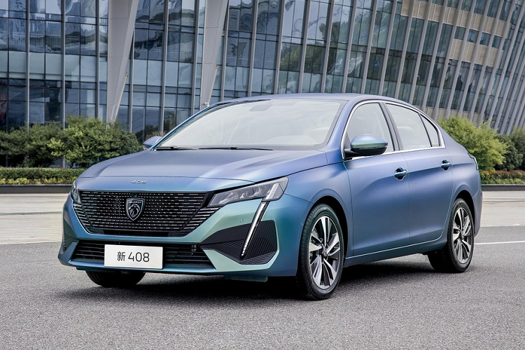 Tối qua, ngày 8/6/2022, hãng Peugeot đã chính thức vén màn thế hệ mới của dòng xe 408 tại thị trường Trung Quốc. Khác với xe ở thị trường quốc tế, Peugeot 408 2022 tại Trung Quốc mang kiểu dáng sedan thay vì SUV lai coupe. Đồng thời, 408 thế hệ mới cũng là mẫu xe đầu tiên tại Trung Quốc được trang bị logo mới của thương hiệu Peugeot.