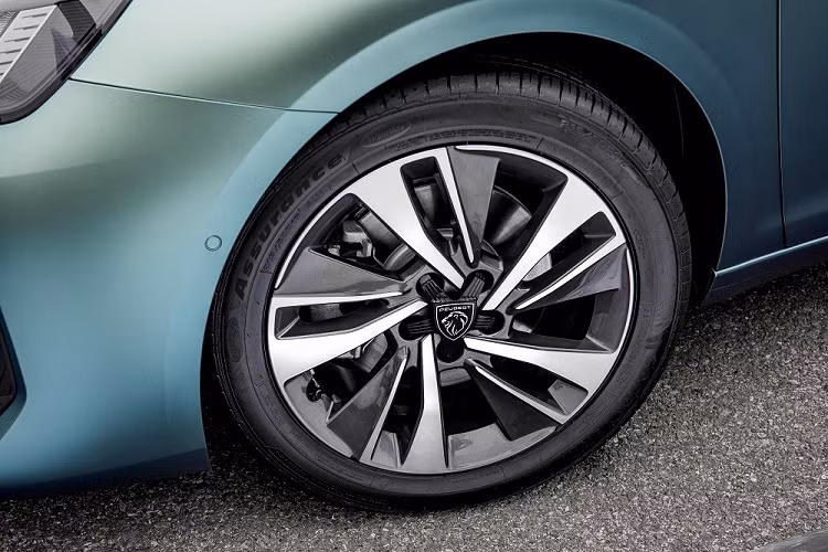 Đằng sau Peugeot 408 2022 cũng có những chi tiết thiết kế tương tự 308 thế hệ mới như tạo hình móng vuốt sư tử bên trong đèn hậu. Nằm giữa 2 đèn hậu là nẹp màu đen bóng, tích hợp logo của hãng Peugeot.