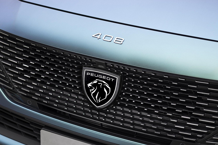 Lưới tản nhiệt tràn viền của xe nối liền với cụm đèn pha hẹp, tích hợp dải đèn LED định vị ban ngày kéo dài xuống cản trước, gợi liên tưởng đến cặp nanh hổ. Ngoài ra, mẫu sedan cỡ C này còn được trang bị hốc gió trung tâm cỡ lớn và khe gió màu đen ở hai góc đầu xe.