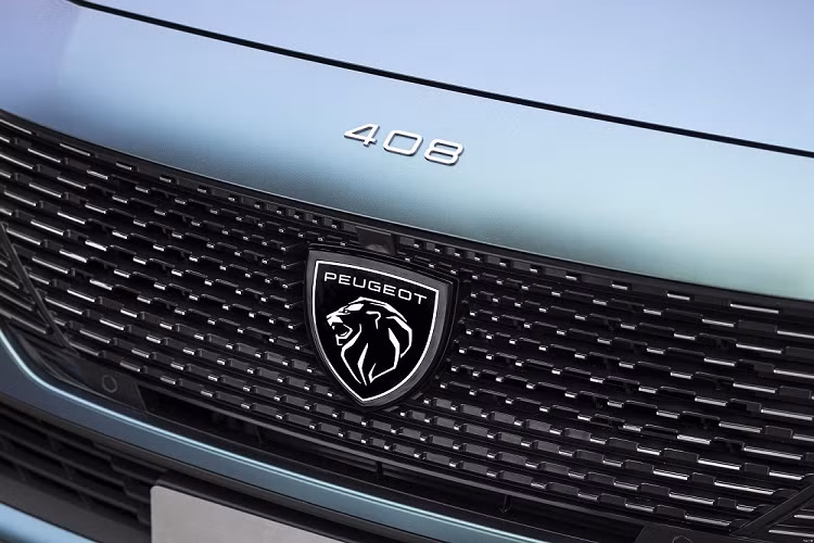 Lưới tản nhiệt tràn viền của xe nối liền với cụm đèn pha hẹp, tích hợp dải đèn LED định vị ban ngày kéo dài xuống cản trước, gợi liên tưởng đến cặp nanh hổ. Ngoài ra, mẫu sedan cỡ C này còn được trang bị hốc gió trung tâm cỡ lớn và khe gió màu đen ở hai góc đầu xe.