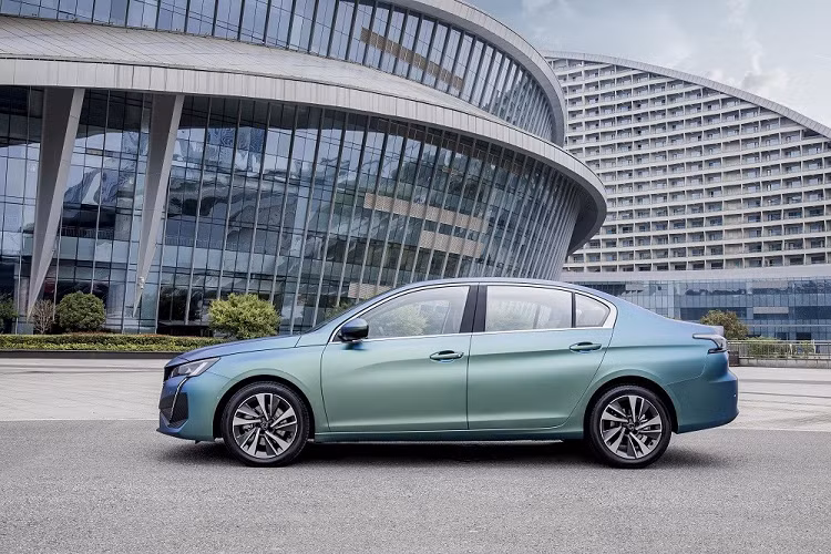 Theo hãng Peugeot, 408 mới sở hữu chiều dài 4.750 mm, chiều rộng 1.820 mm, chiều cao 1.488 mm và chiều dài cơ sở 2.730 mm. Với kích thước này, xe sẽ là đối thủ cạnh tranh của Honda Civic, Hyundai Elantra và Toyota Corolla ở thị trường Trung Quốc.