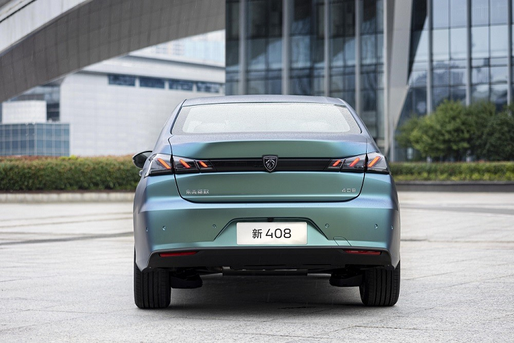 Giá xe Peugeot 408 2022 và thời điểm có mặt trên thị trường của xe hiện vẫn được giữ kín. Trong khi đó, thế hệ cũ của xe có giá dao động từ 119.700 - 159.700 Nhân dân tệ (khoảng 419 - 559 triệu đồng).