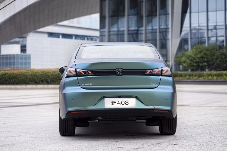 Giá xe Peugeot 408 2022 và thời điểm có mặt trên thị trường của xe hiện vẫn được giữ kín. Trong khi đó, thế hệ cũ của xe có giá dao động từ 119.700 - 159.700 Nhân dân tệ (khoảng 419 - 559 triệu đồng).
