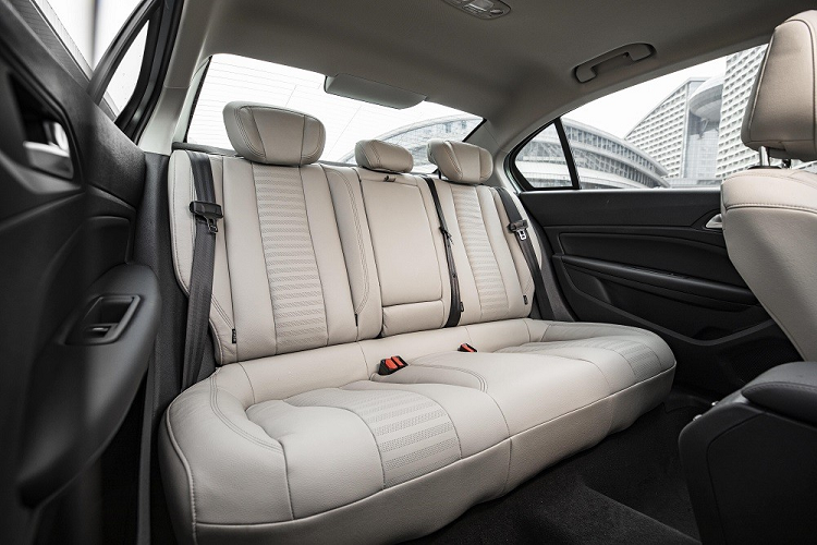 "Trái tim" của Peugeot 408 2022 tại thị trường Trung Quốc là khối động cơ xăng 4 xi-lanh, tăng áp, dung tích 1.6L, kết hợp cùng hộp số sàn 6 cấp.