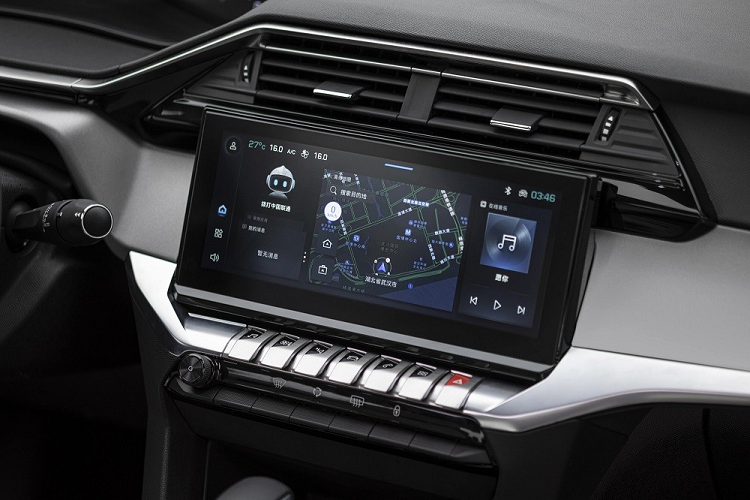 Bước vào bên trong Peugeot 408 2022, người lái sẽ bắt gặp vô lăng hình bát giác thể thao, tích hợp phím chức năng, bảng đồng hồ kỹ thuật số với màn hình LCD 12 inch và màn hình thông tin giải trí cảm ứng 10 inch nằm độc lập trên mặt táp-lô. Bên dưới màn hình trung tâm cũng có những nút cơ học được thiết kế như phím đàn piano đặc trưng của xe Peugeot.