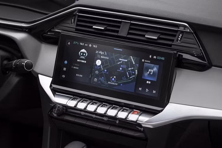 Bước vào bên trong Peugeot 408 2022, người lái sẽ bắt gặp vô lăng hình bát giác thể thao, tích hợp phím chức năng, bảng đồng hồ kỹ thuật số với màn hình LCD 12 inch và màn hình thông tin giải trí cảm ứng 10 inch nằm độc lập trên mặt táp-lô. Bên dưới màn hình trung tâm cũng có những nút cơ học được thiết kế như phím đàn piano đặc trưng của xe Peugeot.