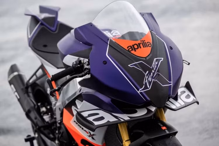 Đầu tiên phải kể đến kiểu dáng của xe được cải tiến để tối ưu tính khí động học cho xe, dễ nhận thấy nhất chính là phần cánh gió cỡ lớn phía trước giúp xe tăng lực ép xuống mặt đường ở tốc độ cao tựa như mẫu xe đua MotoGP. Thậm chí siêu mô tô này còn có cả cánh gió đặt dưới gắp sau nhằm tăng tính ổn định của xe khi chạy trong đường đua.