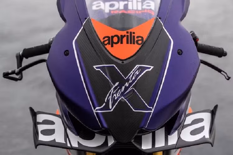 Nhờ những cải tiến trên mà mẫu xe RSV4 XTrenta 2022 của Aprilia đã tăng thêm 25% lực ép xuống mặt đường trong khi giảm 4% lực cản. Dàn áo của xe được làm từ sợi carbon do PAN Compositi sản xuất, với quy trình tương tự như khi chế tạo những chiếc xe đua MotoGP, điều này giúp trọng lượng xe giảm đi đáng kể.