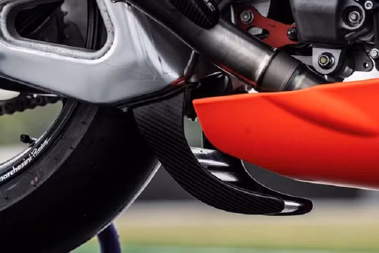 Hệ thống treo Ohlins được tinh chỉnh riêng bởi Andreani và các kỹ sư Aprilia MotoGP. Trong khi hệ thống phanh là loại Brembo GP4-MS đi kèm với đĩa T-drive đường kính 330mm, mâm xe hàng hiệu Marchesini M7R Genesi 17 inch kết hợp cùng lốp Pirelli Diablo SBK kích thước 120/70 và 200/65 ở trước/sau.