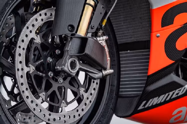 Mặc dù phát triển dựa trên nền tảng của Aprilia RSV4 Factory 2022, nhưng mẫu RSV4 Xtrenta đã được tinh chỉnh lại động cơ, cho ra công suất tối đa lên đến 230 mã lực. Sức mạnh trên biến mẫu xe mới của Aprilia trở thành một trong những siêu mô tô mạnh nhất hiện nay.