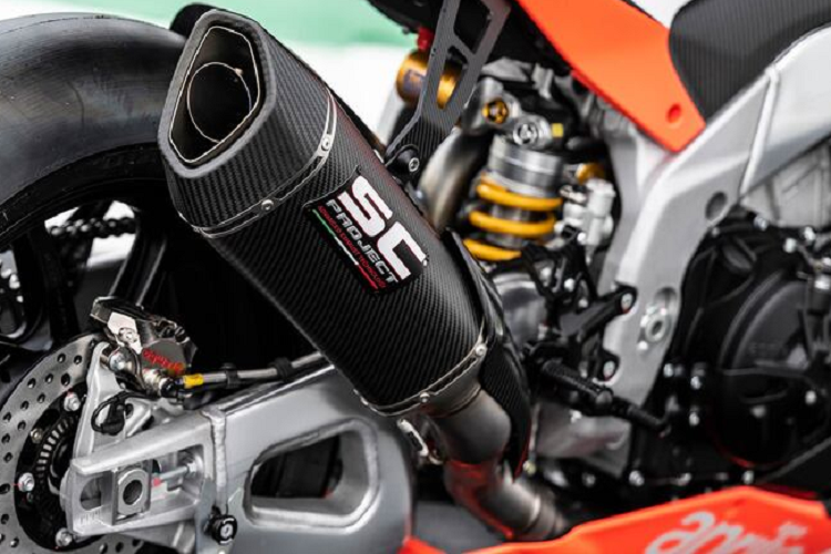 Gói trang bị của RSV4 XTrenta còn có bảng điều khiển xe đua JetPrime, các phụ kiện khác bao gồm gác chân, cùm tay lái và nắp bình xăng CNC đến từ thương hiệu Spider. Tất cả những thay đổi trên giúp trọng lượng của xe giảm chỉ còn 166 kg.