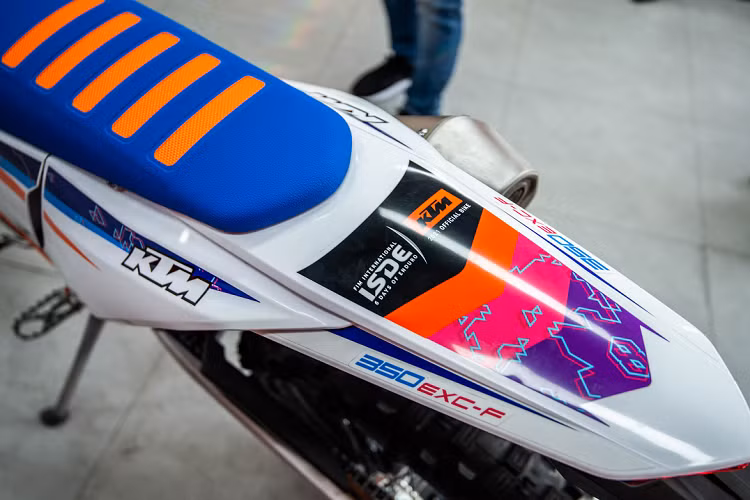 Theo chia sẻ từ KTM Việt Nam, 350 EXC-F là chiếc cào cào bán chuyên nên người sử dụng không phải quá lo lắng về số giờ thay thế piston của xe như dòng chuyên nghiệp.