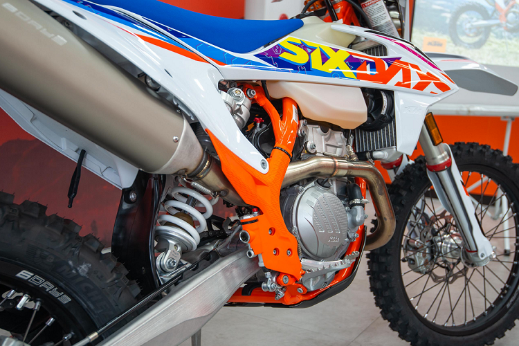 Nếu xe hoạt động liên tục hết công suất trong điều kiện chạy track khắc nghiệt có thể vận hành trong 135 giờ, nhưng thực tế khi sử dụng trên cả đường nhựa và đường địa hình con số này có thể lên 500-700 giờ hoặc quãng đường từ 10.000-12.000km. Hiện giá xe KTM 350 EXC-F Six Days chính hãng tại Việt Nam từ 489 triệu đồng.