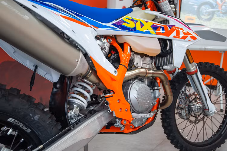 Nếu xe hoạt động liên tục hết công suất trong điều kiện chạy track khắc nghiệt có thể vận hành trong 135 giờ, nhưng thực tế khi sử dụng trên cả đường nhựa và đường địa hình con số này có thể lên 500-700 giờ hoặc quãng đường từ 10.000-12.000km. Hiện giá xe KTM 350 EXC-F Six Days chính hãng tại Việt Nam từ 489 triệu đồng.