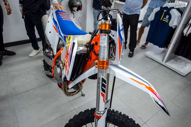 Chiếc xe có trọng lượng khô 103,8kg, nhờ vào khung chính là dạng khung thép đôi 25CrMo4 kết hợp với khung phụ bằng nhôm, gắp sau cũng được làm từ nhôm nguyên khối. KTM 350 EXC-F sở hữu cặp vành nhôm nhẹ hiệu GIANT, bánh nan hoa đặc trưng dành cho dòng xe địa hình cùng với đó là bộ chốt cài cố định ruột vào niềng khi xì hơi chạy trên đường địa hình.