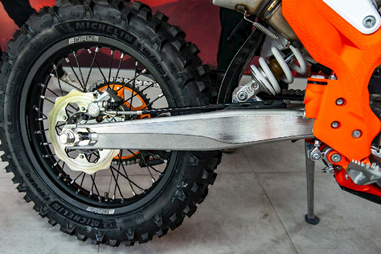 Điểm nhấn của KTM 350 EXC-F phiên bản Six Days 2022 là cụm chảng ba CNC từ nhôm nguyên khối được nhuộm anode màu cam. Cặp phuộc trước WP XPLOR đường kính 48 mm, hành trình 300 mm và phuộc sau WP XPLOR DPS hành trình 310 mm với công nghệ Pre Damping Systems. Cả hai đều được điều chỉnh nén và hồi nhanh chóng bằng núm vặn.