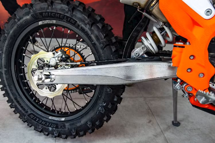 Điểm nhấn của KTM 350 EXC-F phiên bản Six Days 2022 là cụm chảng ba CNC từ nhôm nguyên khối được nhuộm anode màu cam. Cặp phuộc trước WP XPLOR đường kính 48 mm, hành trình 300 mm và phuộc sau WP XPLOR DPS hành trình 310 mm với công nghệ Pre Damping Systems. Cả hai đều được điều chỉnh nén và hồi nhanh chóng bằng núm vặn.