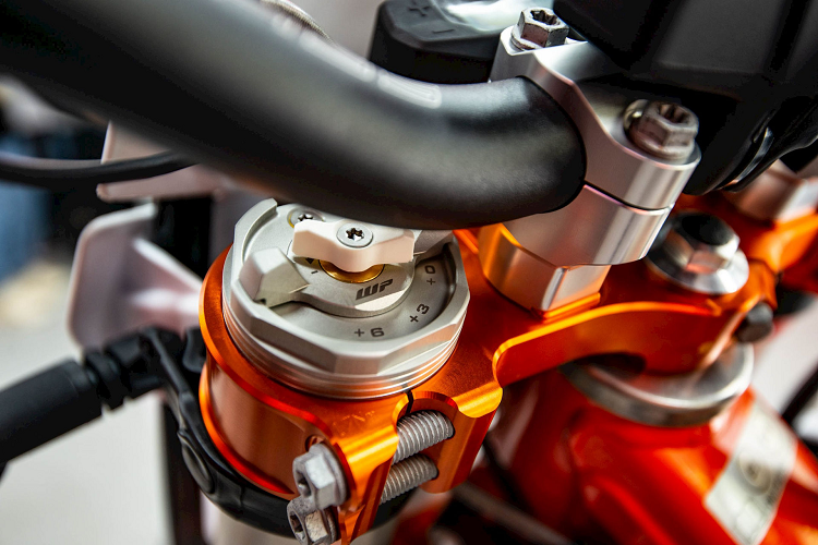 KTM 350 EXC-F Six Days có chiều dài x rộng x cao của xe lần lượt là 2.269 x 818 x 1.297 (mm), khoảng sáng gầm xe 345 mm, chiều cao yên 970 mm và dung tích bình xăng 8,5 lít. Đặc biệt KTM 350 EXC-F đa dụng trên cả địa hình off-road lẫn đường phố. KTM 350 EXC-F Six Days về Việt Nam có 2 phiên bản dùng cho đô thị được trang bị đầy đủ xi nhan, biển số, gương chiếu hậu và phiên bản chạy địa hình.