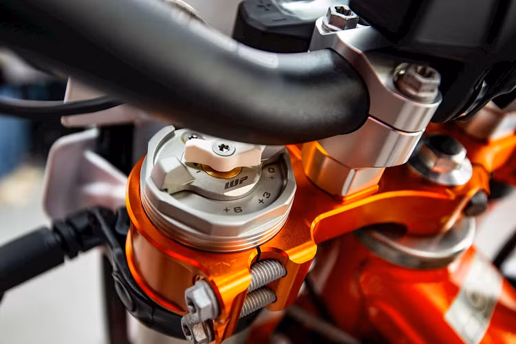 KTM 350 EXC-F Six Days có chiều dài x rộng x cao của xe lần lượt là 2.269 x 818 x 1.297 (mm), khoảng sáng gầm xe 345 mm, chiều cao yên 970 mm và dung tích bình xăng 8,5 lít. Đặc biệt KTM 350 EXC-F đa dụng trên cả địa hình off-road lẫn đường phố. KTM 350 EXC-F Six Days về Việt Nam có 2 phiên bản dùng cho đô thị được trang bị đầy đủ xi nhan, biển số, gương chiếu hậu và phiên bản chạy địa hình.