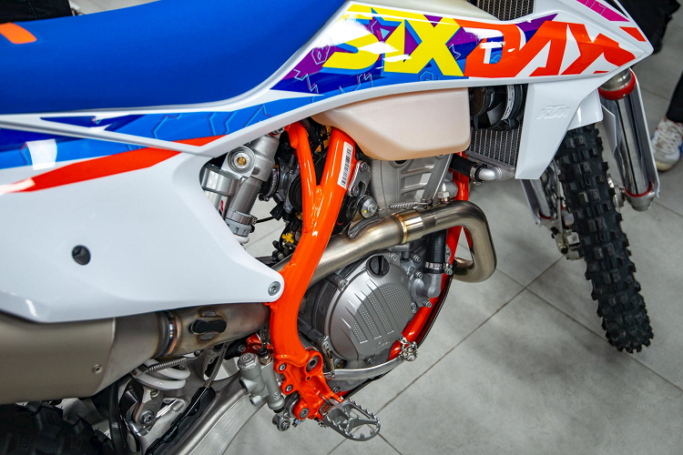 Cũng ngay trong ngày ra mắt, đã có 5 khách mua KTM 350 EXC-F Six Days và anh Nguyễn Tuấn Dũng là vị khách đầu tiên. KTM 350 EXC-F Six Days sở hữu ngoại hình tối giản đặc trưng của dòng “cào cào” kết hợp tông màu trắng - cam - xanh nổi bật, trẻ trung năng động. KTM 350 EXC-F Six Days còn có logo của giải đua Six Days ở nhiều nơi.