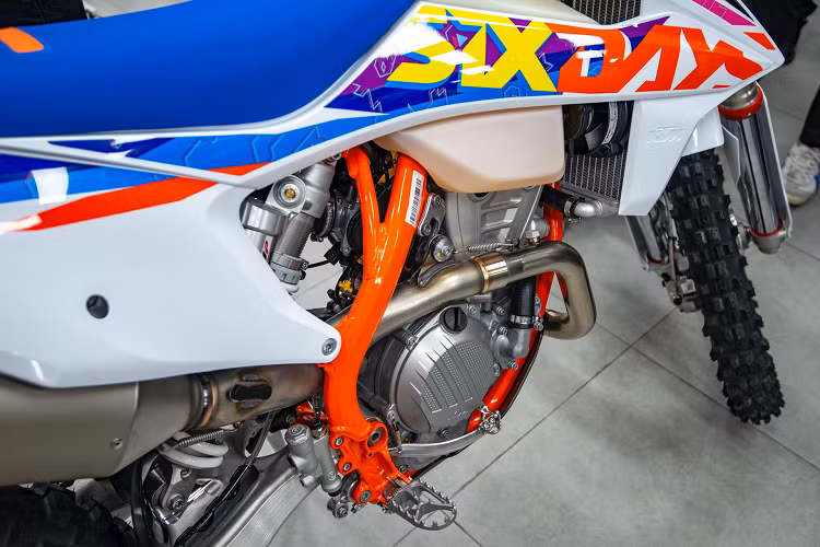 Cũng ngay trong ngày ra mắt, đã có 5 khách mua KTM 350 EXC-F Six Days và anh Nguyễn Tuấn Dũng là vị khách đầu tiên. KTM 350 EXC-F Six Days sở hữu ngoại hình tối giản đặc trưng của dòng “cào cào” kết hợp tông màu trắng - cam - xanh nổi bật, trẻ trung năng động. KTM 350 EXC-F Six Days còn có logo của giải đua Six Days ở nhiều nơi.